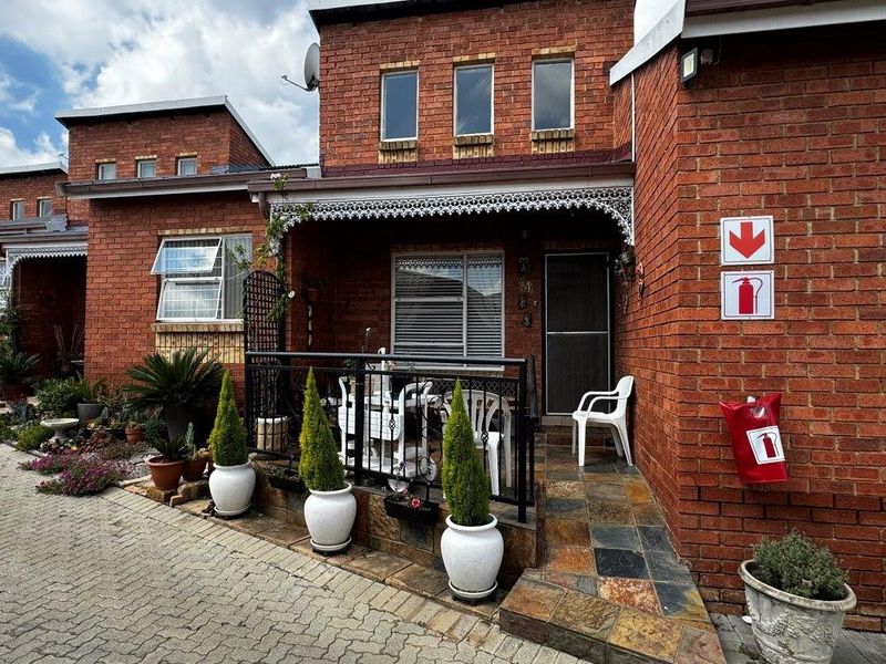 Townhouse For Sale in Glen Marais, Kempton Park - Photo 1