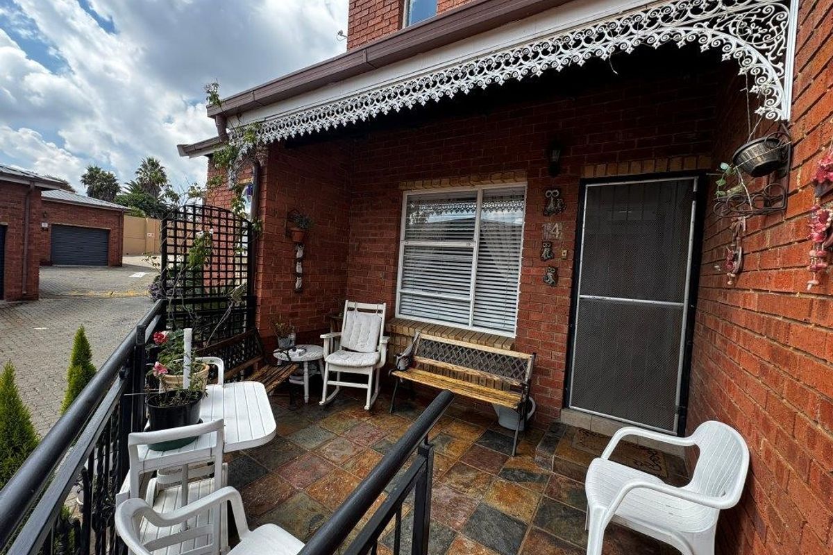 Townhouse For Sale in Glen Marais, Kempton Park - Photo 2