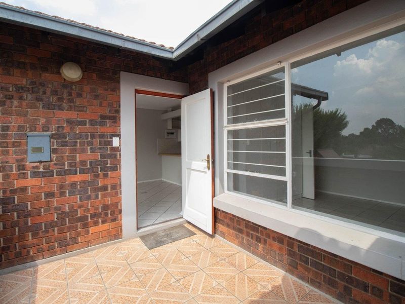 Townhouse For Sale in Glen Marais, Kempton Park - Photo 6