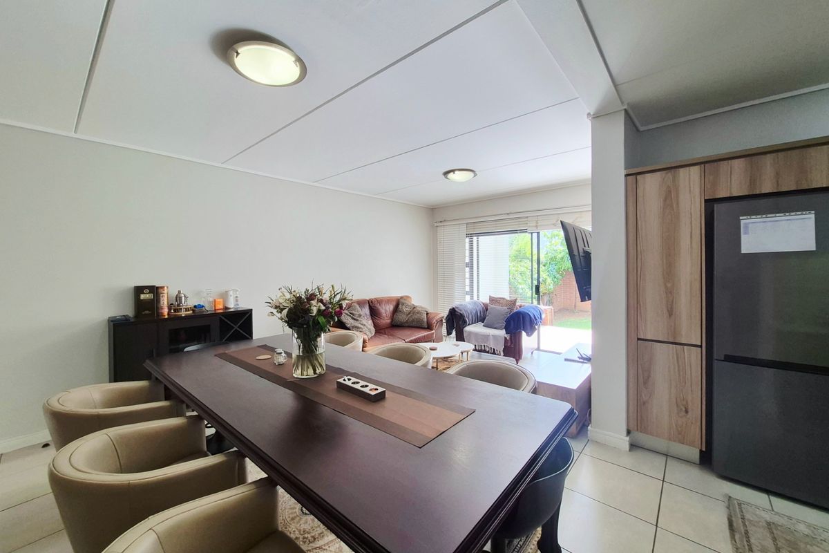 Stylish 3 bedroom 2 Bathroom Garden Unit for Sale - Photo 3