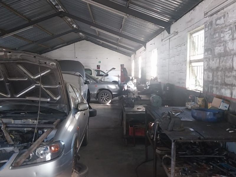 395 sqm business premises on a 1787 sqm erf  in Porterville - Photo 6