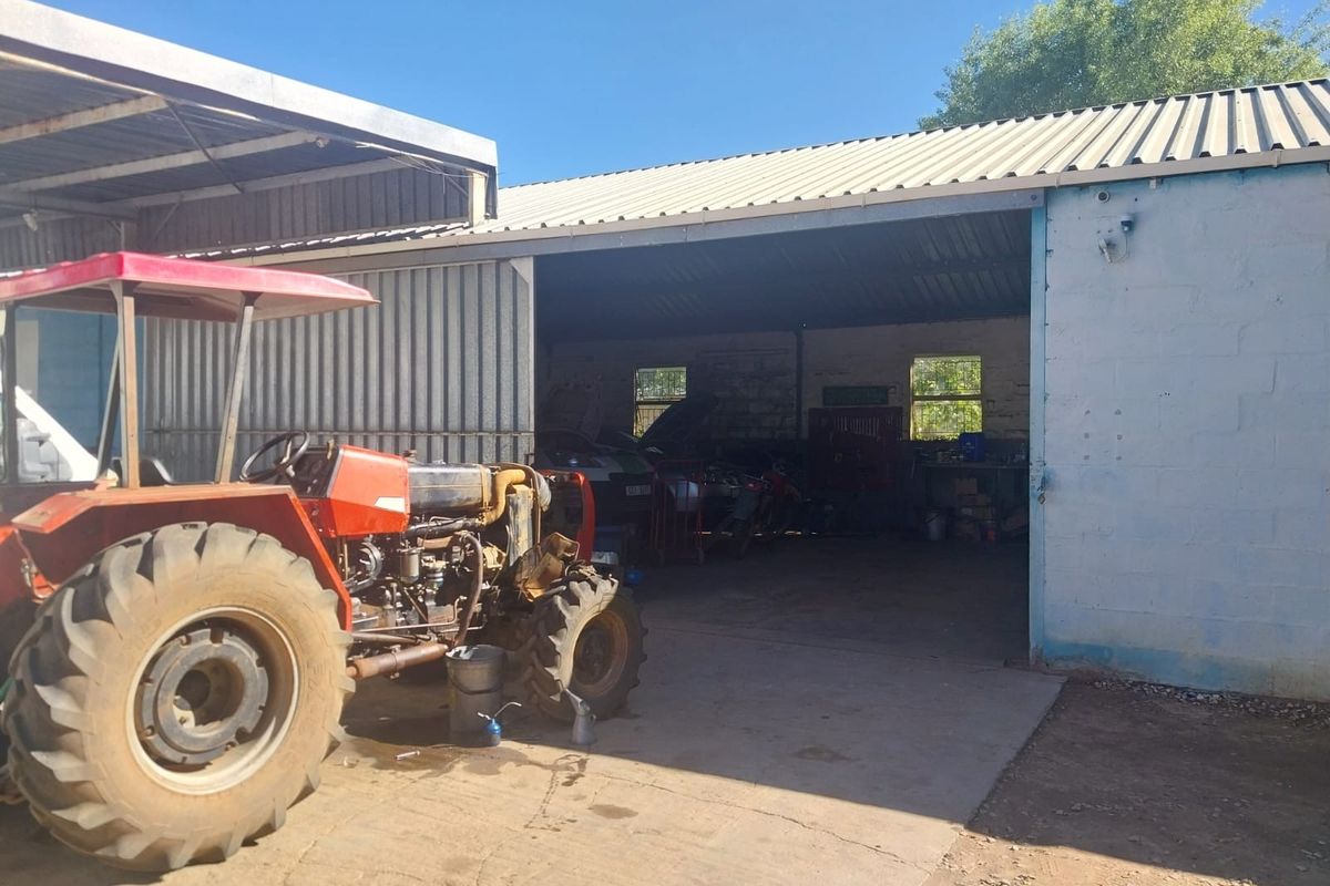 395 sqm business premises on a 1787 sqm erf  in Porterville - Photo 4