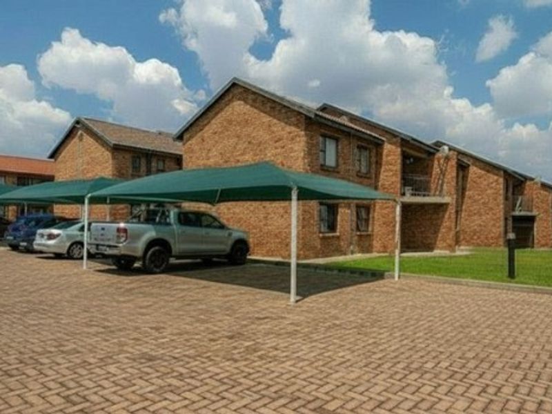 Spacious 2 bed Ground Floor Apartment For Sale in Boksburg R590 000 only - Photo 8