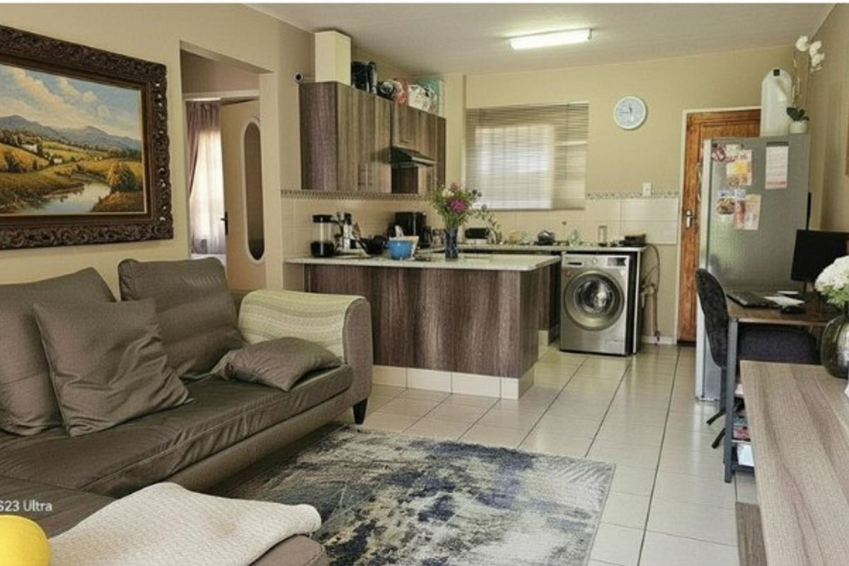 Spacious 2 bed Ground Floor Apartment For Sale in Boksburg R590 000 only - Photo 4