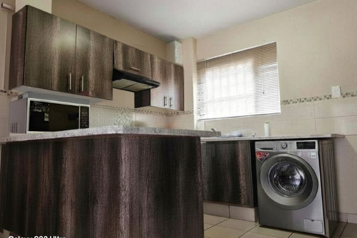 Spacious 2 bed Ground Floor Apartment For Sale in Boksburg R590 000 only - Photo 5