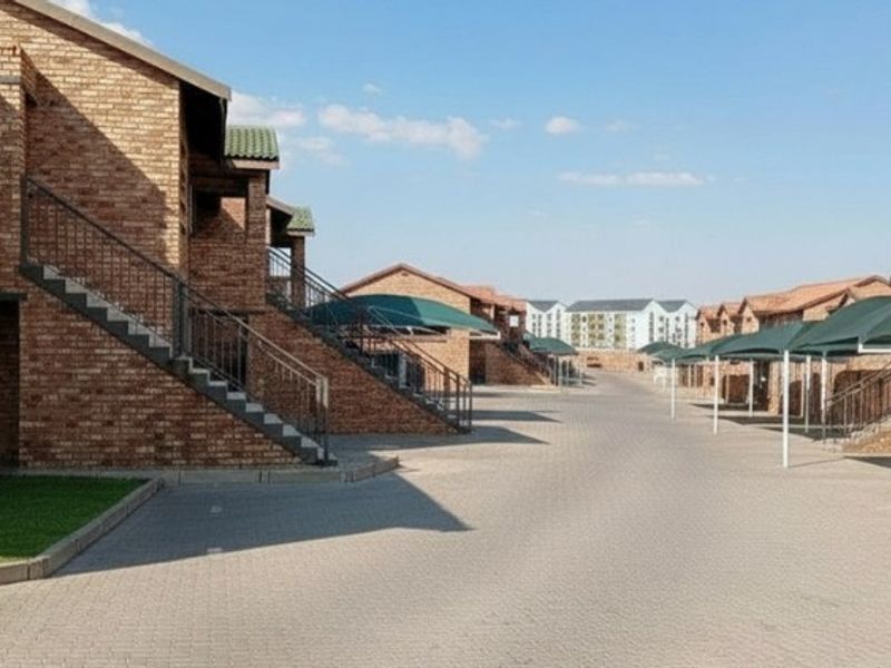 Spacious 2 bed Ground Floor Apartment For Sale in Boksburg R590 000 only - Photo 3