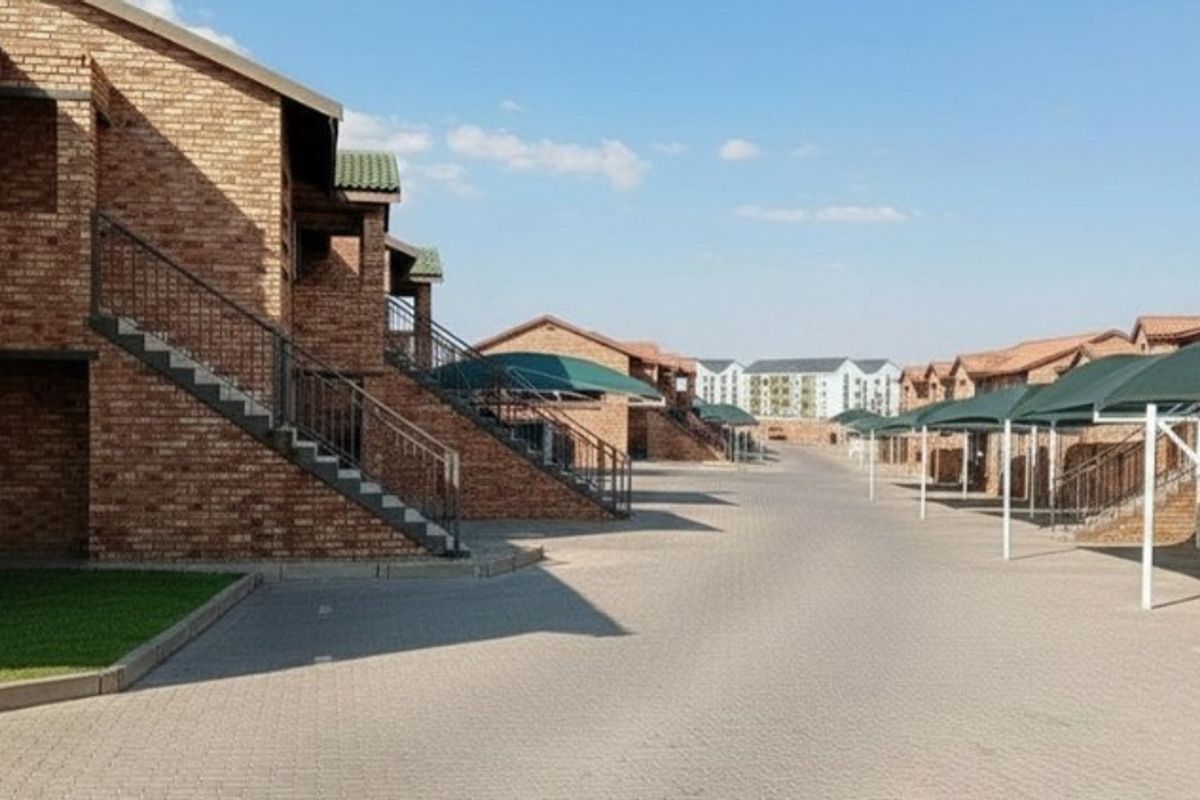 Spacious 2 bed Ground Floor Apartment For Sale in Boksburg R590 000 only - Photo 3