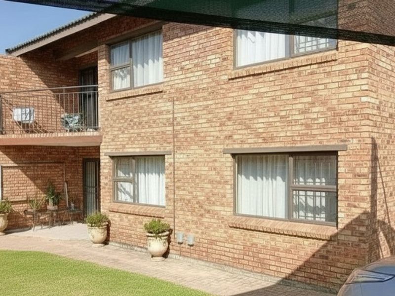 Spacious 2 bed Ground Floor Apartment For Sale in Boksburg R590 000 only - Photo 10