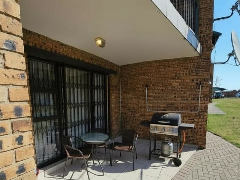 Spacious 2 bed Ground Floor Apartment For Sale in Boksburg R590 000 only - Photo 9