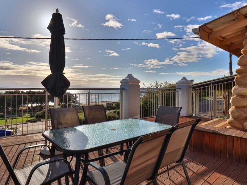 Ocean views. Pool days. Slow Sundays on the deck. - Photo 2