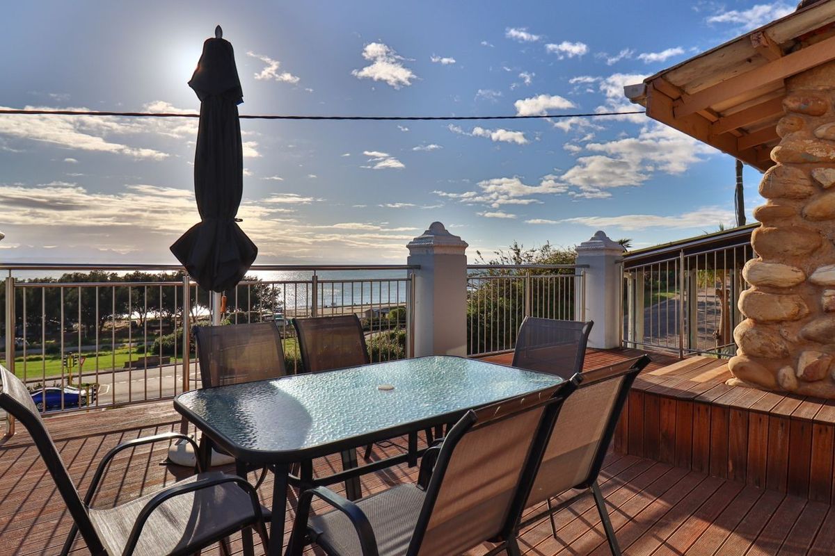 Ocean views. Pool days. Slow Sundays on the deck. - Photo 2