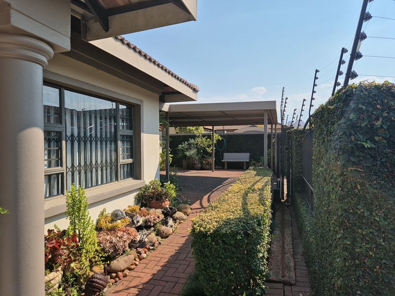Exquisite Family Living in Heuwelsig Security Complex  in Baillie Park, Potchefstroom, North West - Photo 5