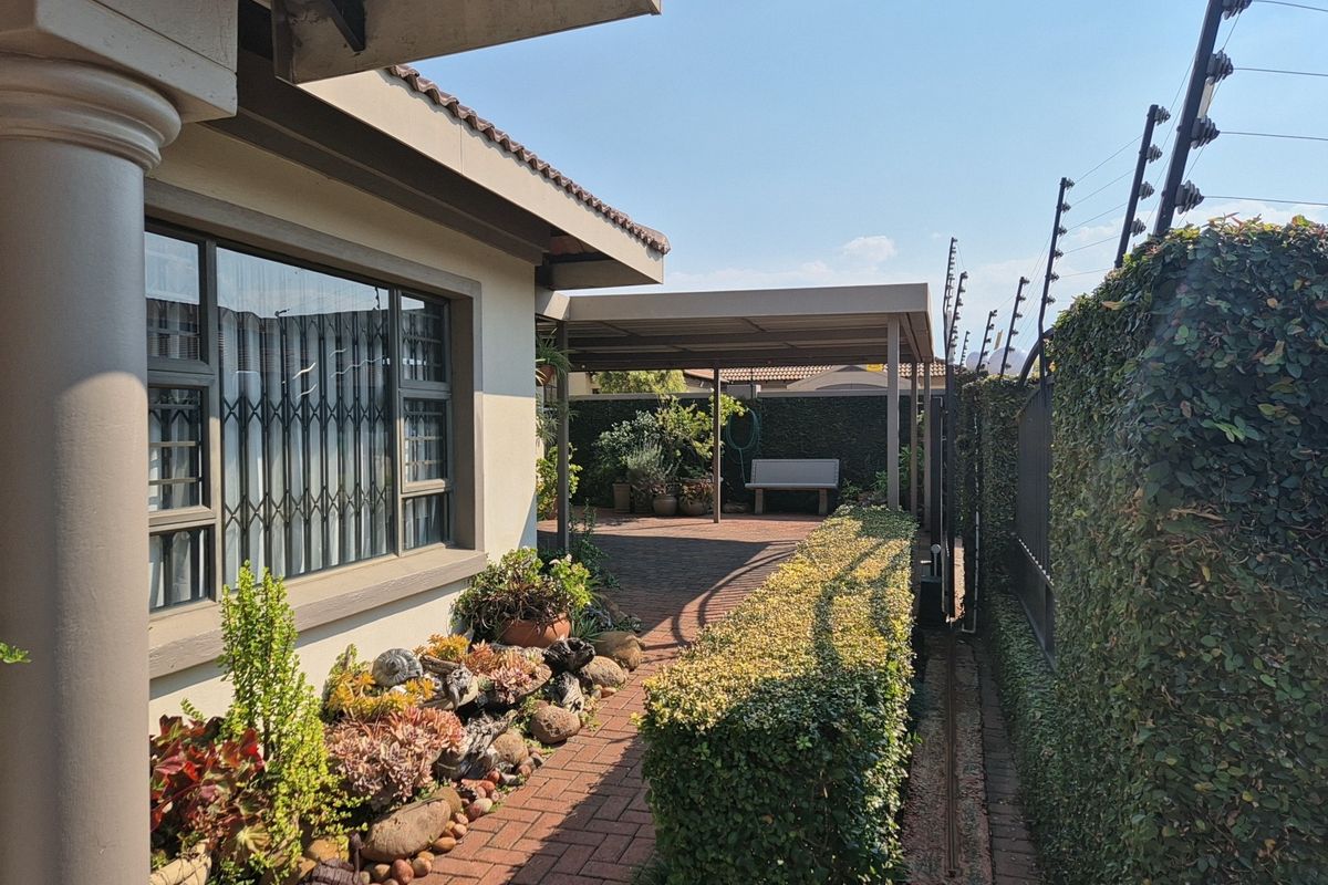 Exquisite Family Living in Heuwelsig Security Complex  in Baillie Park, Potchefstroom, North West - Photo 5