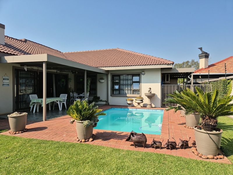Exquisite Family Living in Heuwelsig Security Complex  in Baillie Park, Potchefstroom, North West - Photo 2