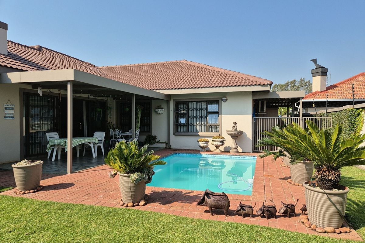 Exquisite Family Living in Heuwelsig Security Complex  in Baillie Park, Potchefstroom, North West - Photo 2