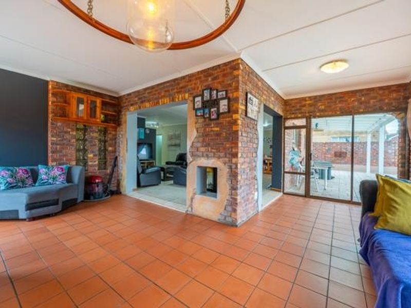 4 Bedroom Double-Storey Home with Sea Views, Pool and Borehole for Sale in Wavecrest, Jeffreys Bay - Photo 5