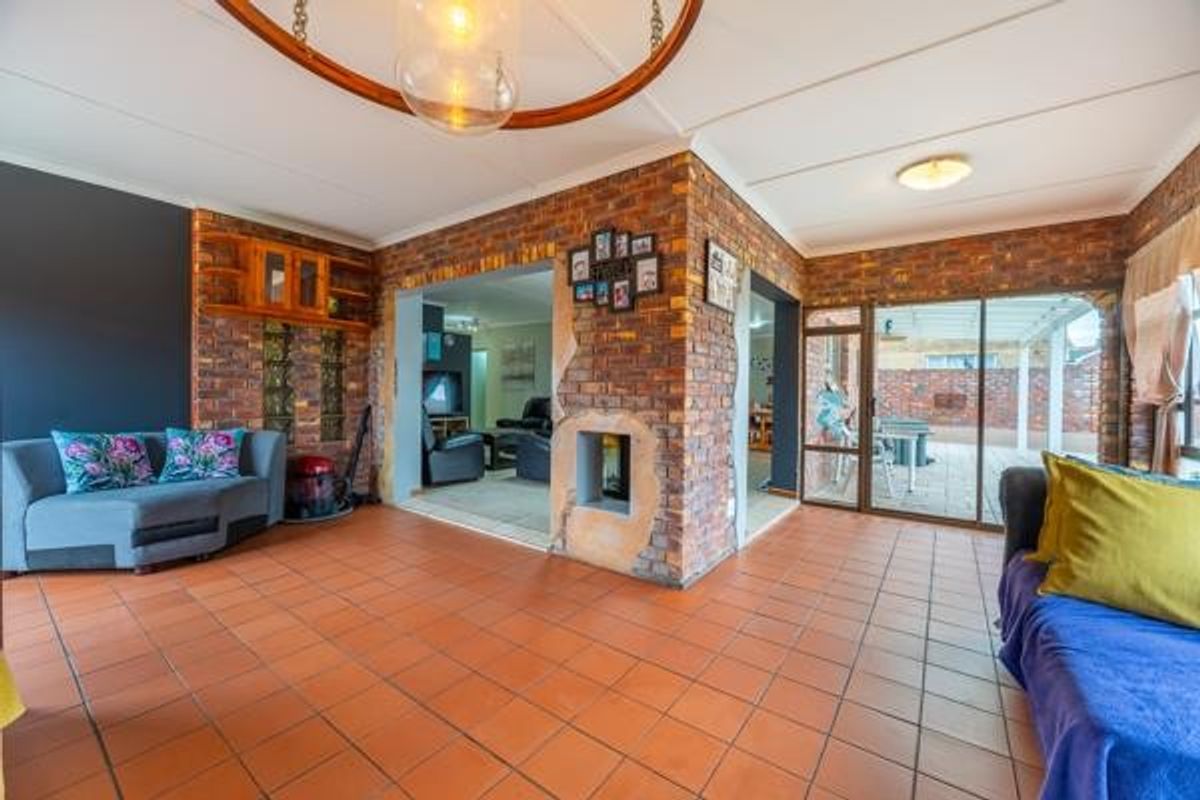 4 Bedroom Double-Storey Home with Sea Views, Pool and Borehole for Sale in Wavecrest, Jeffreys Bay - Photo 5