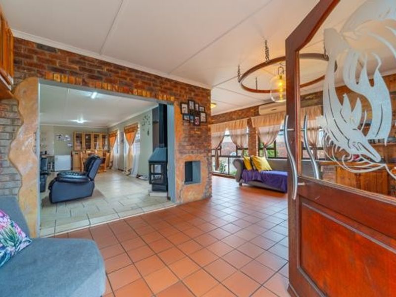 4 Bedroom Double-Storey Home with Sea Views, Pool and Borehole for Sale in Wavecrest, Jeffreys Bay - Photo 4