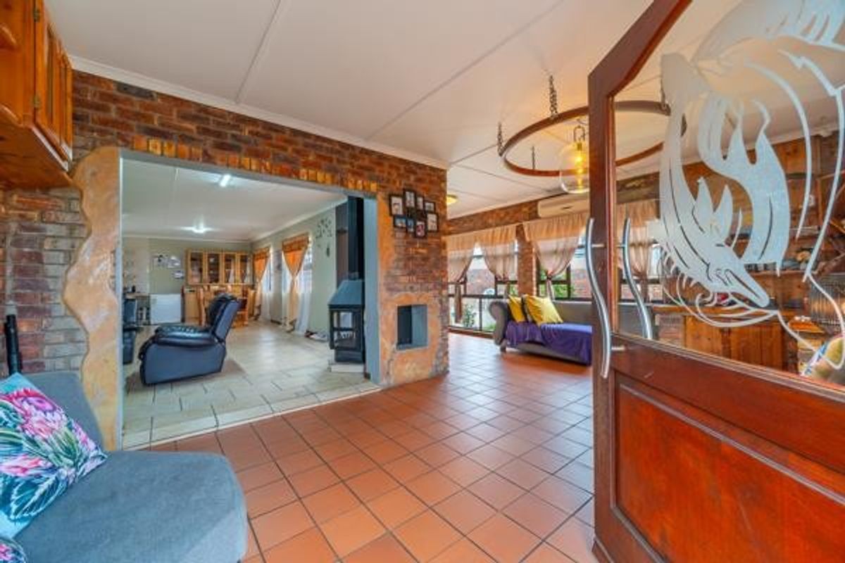 4 Bedroom Double-Storey Home with Sea Views, Pool and Borehole for Sale in Wavecrest, Jeffreys Bay - Photo 4