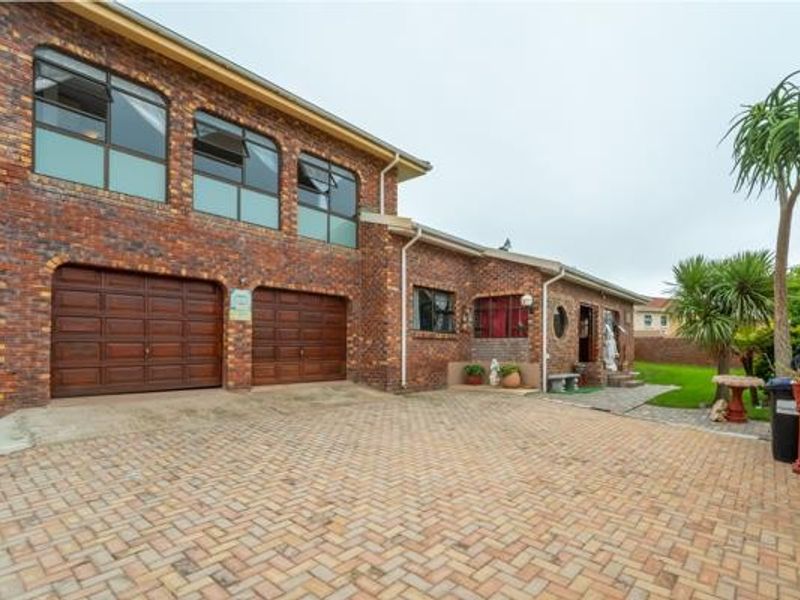 4 Bedroom Double-Storey Home with Sea Views, Pool and Borehole for Sale in Wavecrest, Jeffreys Bay - Photo 3