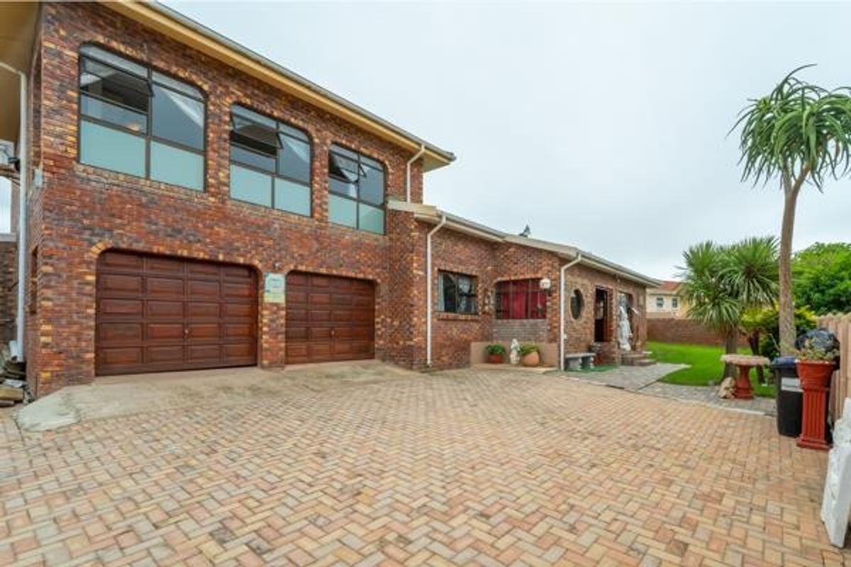 4 Bedroom Double-Storey Home with Sea Views, Pool and Borehole for Sale in Wavecrest, Jeffreys Bay - Photo 3