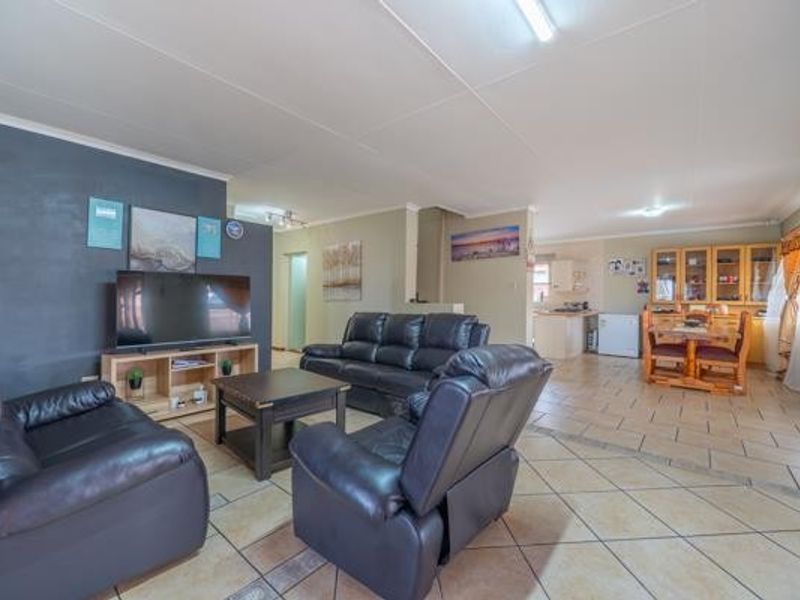 4 Bedroom Double-Storey Home with Sea Views, Pool and Borehole for Sale in Wavecrest, Jeffreys Bay - Photo 9