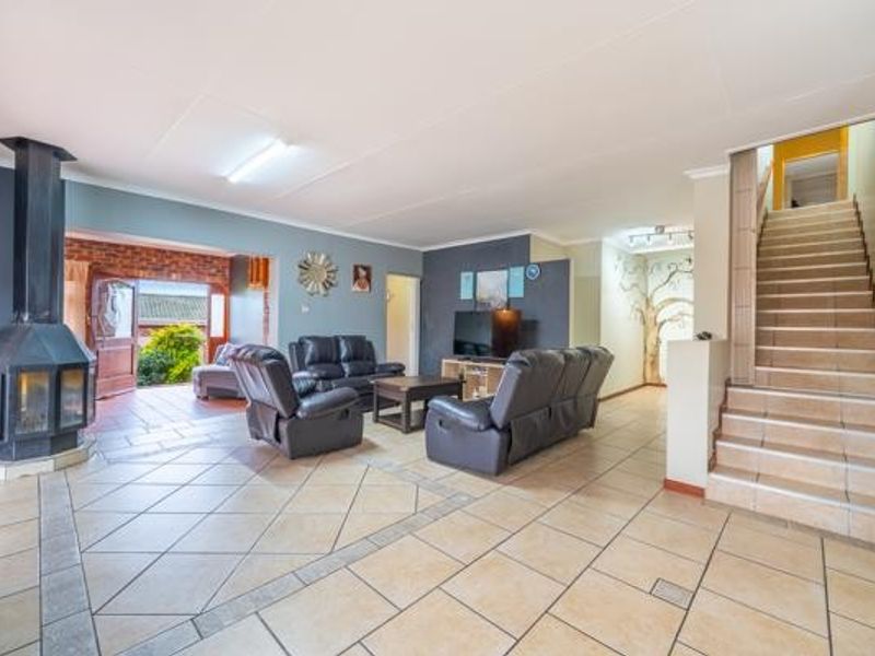 4 Bedroom Double-Storey Home with Sea Views, Pool and Borehole for Sale in Wavecrest, Jeffreys Bay - Photo 8