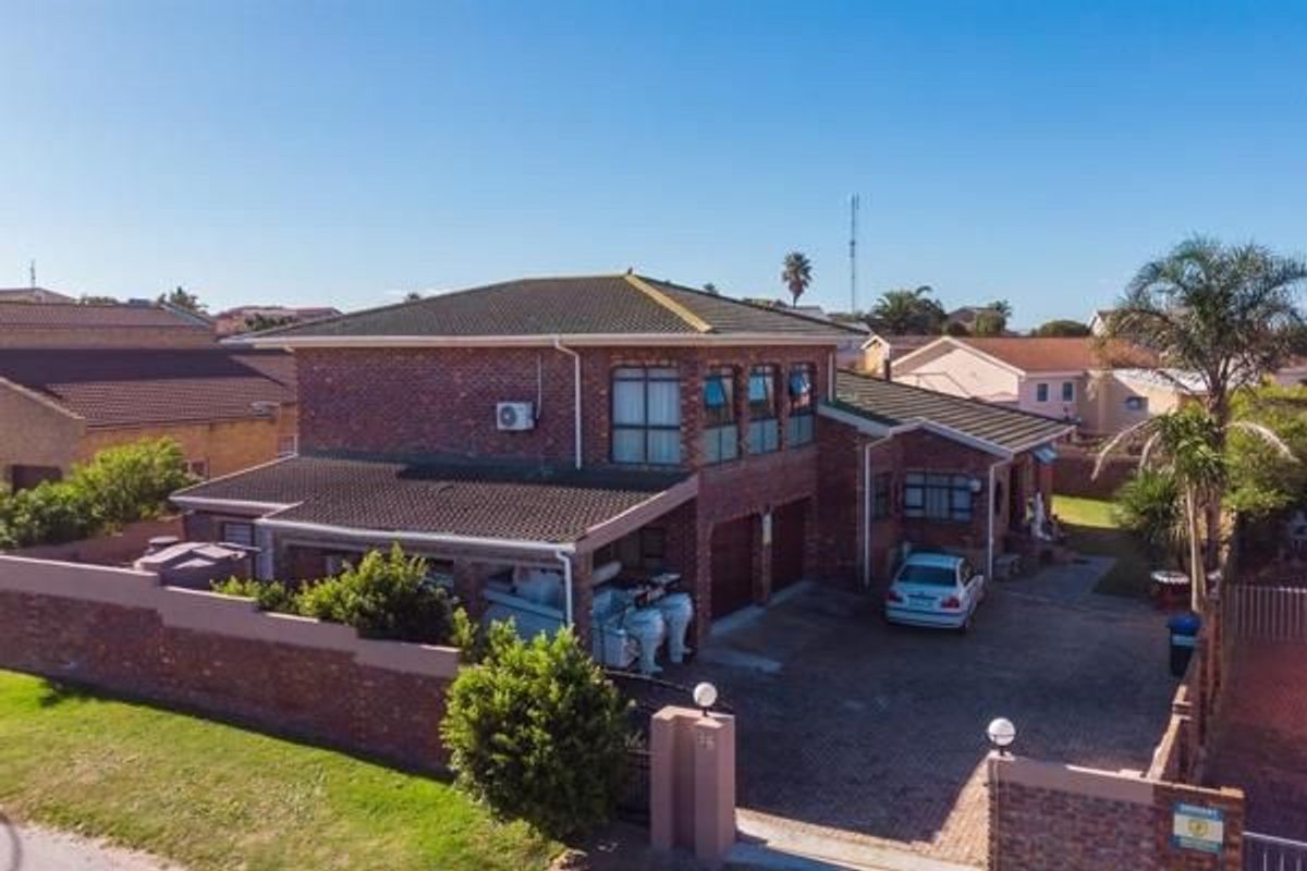 4 Bedroom Double-Storey Home with Sea Views, Pool and Borehole for Sale in Wavecrest, Jeffreys Bay - Photo 2