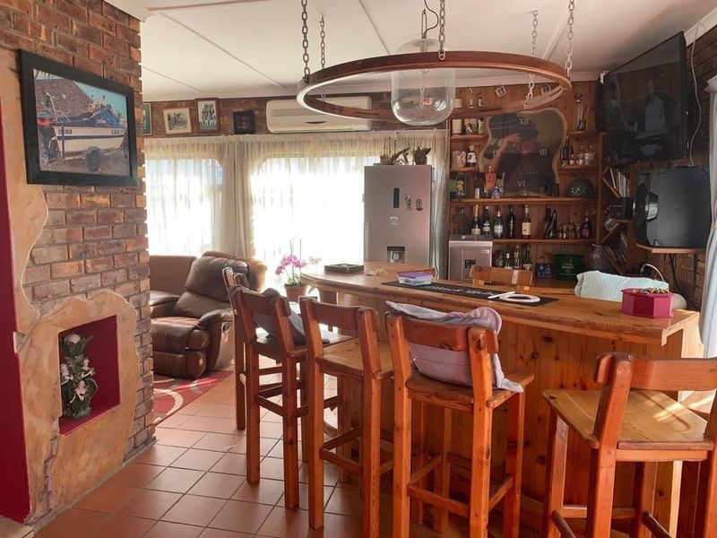 4 Bedroom Double-Storey Home with Sea Views, Pool and Borehole for Sale in Wavecrest, Jeffreys Bay - Photo 6