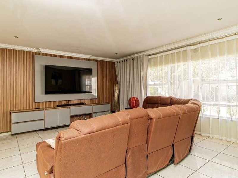 House For Sale in Birch Acres, Kempton Park - Photo 3