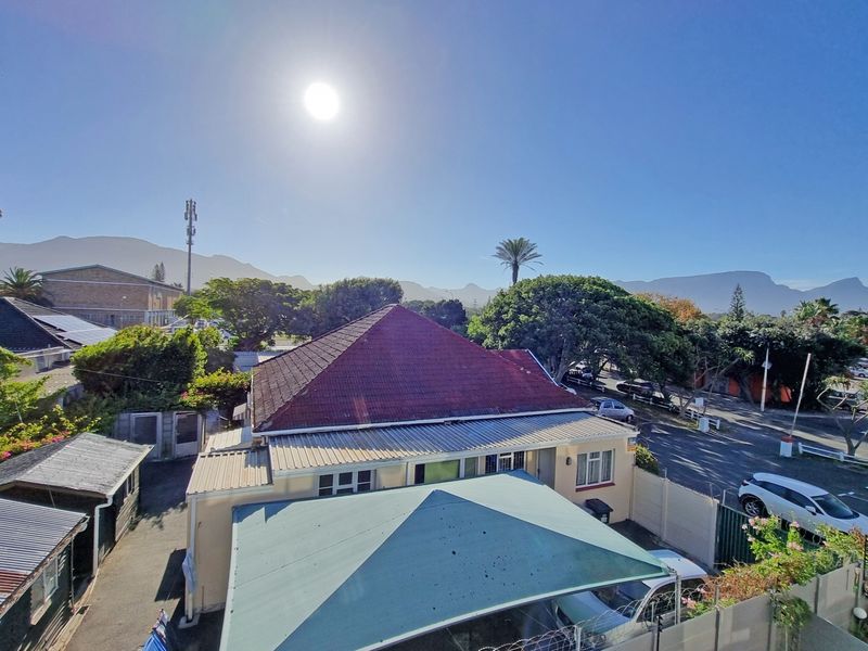 Spacious 1 Bed Duplex Apartment with Balcony, Views | Secure Parking | Bergvliet - Photo 9