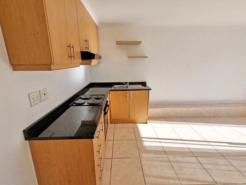 Spacious 1 Bed Duplex Apartment with Balcony, Views | Secure Parking | Bergvliet - Photo 6