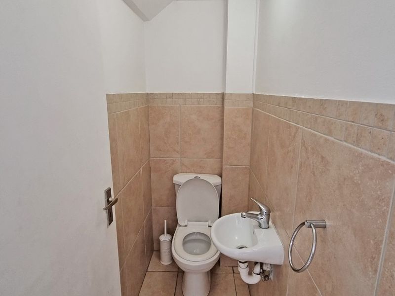Spacious 1 Bed Duplex Apartment with Balcony, Views | Secure Parking | Bergvliet - Photo 10