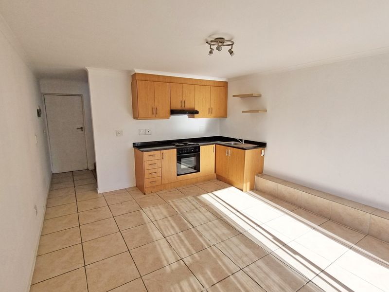 Spacious 1 Bed Duplex Apartment with Balcony, Views | Secure Parking | Bergvliet - Photo 2