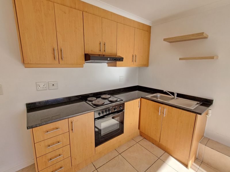 Spacious 1 Bed Duplex Apartment with Balcony, Views | Secure Parking | Bergvliet - Photo 4