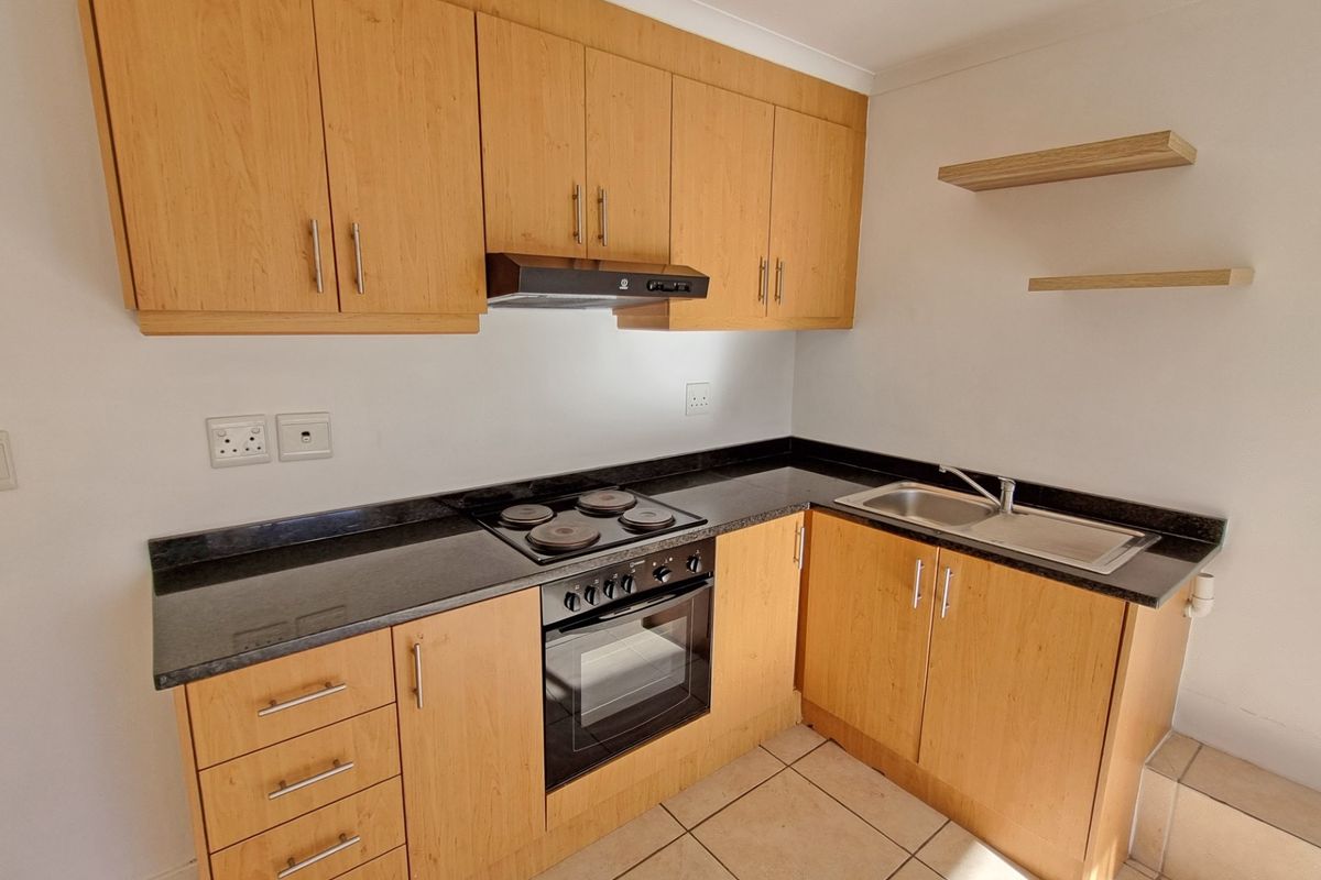 Spacious 1 Bed Duplex Apartment with Balcony, Views | Secure Parking | Bergvliet - Photo 4