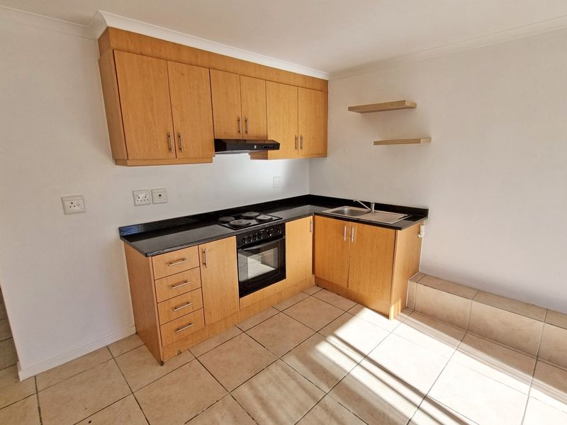 Spacious 1 Bed Duplex Apartment with Balcony, Views | Secure Parking | Bergvliet - Photo 5