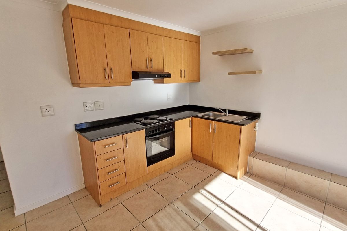 Spacious 1 Bed Duplex Apartment with Balcony, Views | Secure Parking | Bergvliet - Photo 5