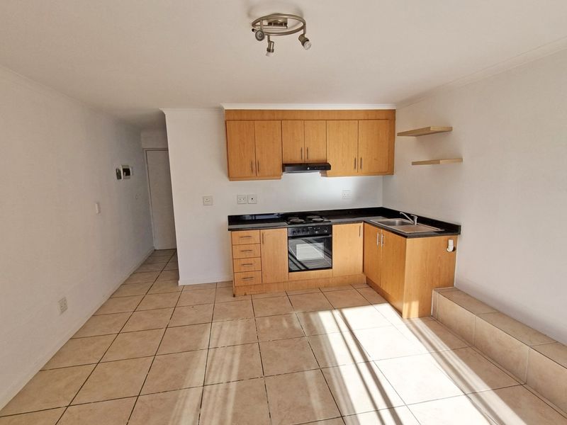 Spacious 1 Bed Duplex Apartment with Balcony, Views | Secure Parking | Bergvliet - Photo 3