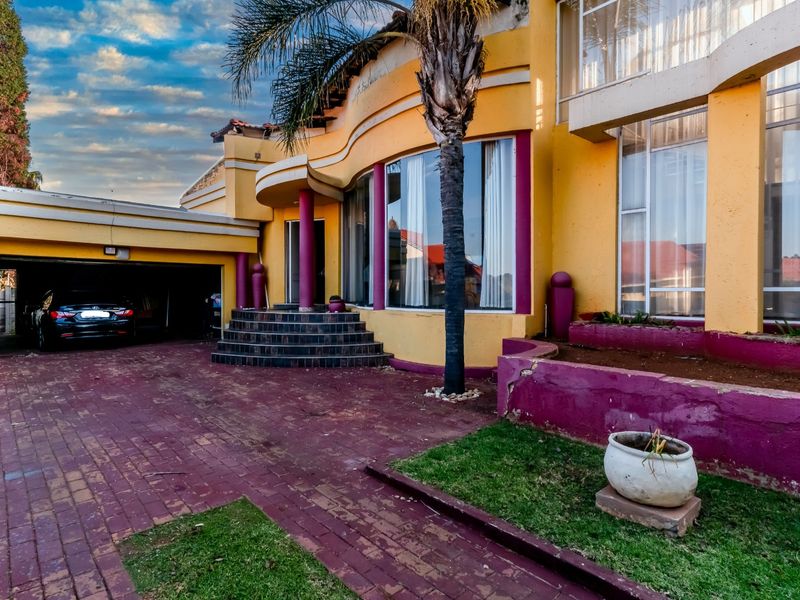 4 Bedroom House for Sale in Glenvista with Pool, Jacuzzi and Entertainment Area - Photo 2