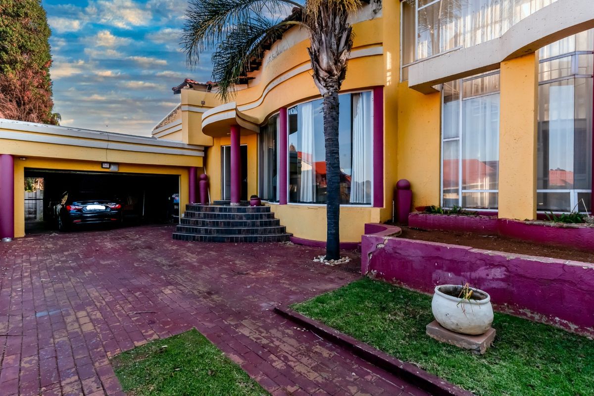4 Bedroom House for Sale in Glenvista with Pool, Jacuzzi and Entertainment Area - Photo 2
