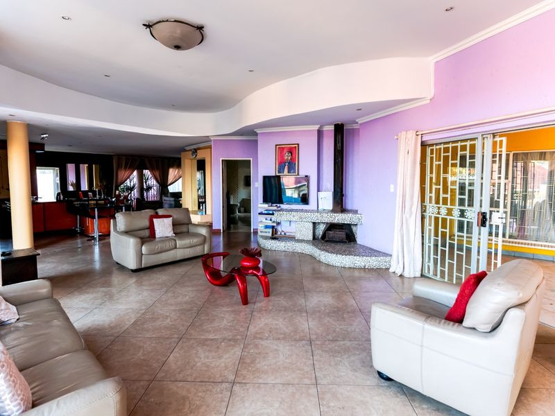 4 Bedroom House for Sale in Glenvista with Pool, Jacuzzi and Entertainment Area - Photo 3