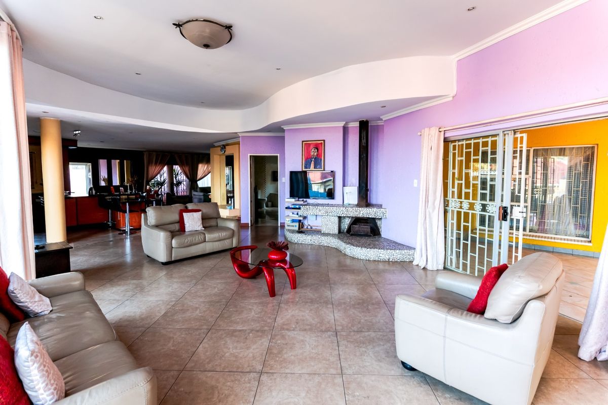 4 Bedroom House for Sale in Glenvista with Pool, Jacuzzi and Entertainment Area - Photo 3