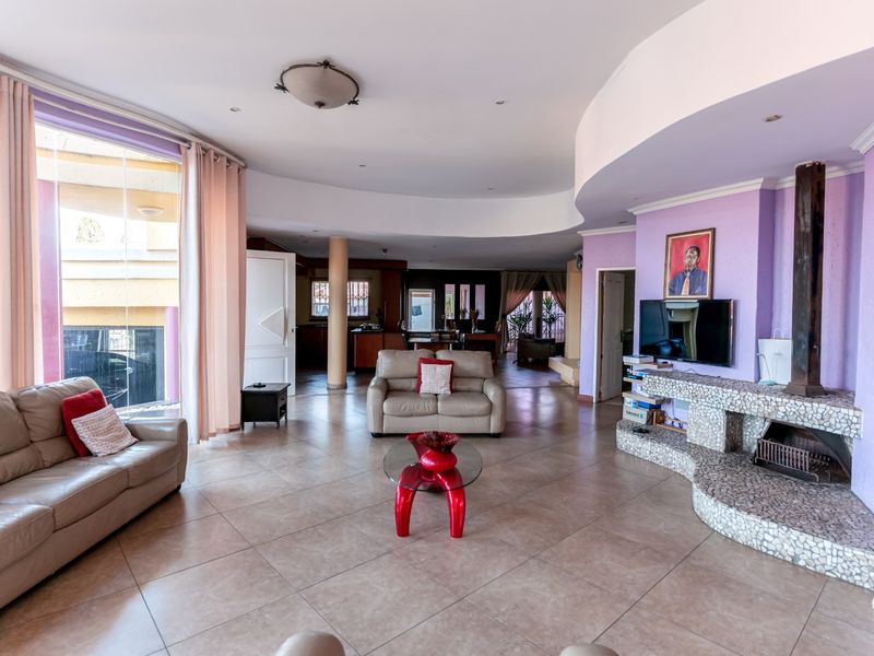 4 Bedroom House for Sale in Glenvista with Pool, Jacuzzi and Entertainment Area - Photo 4
