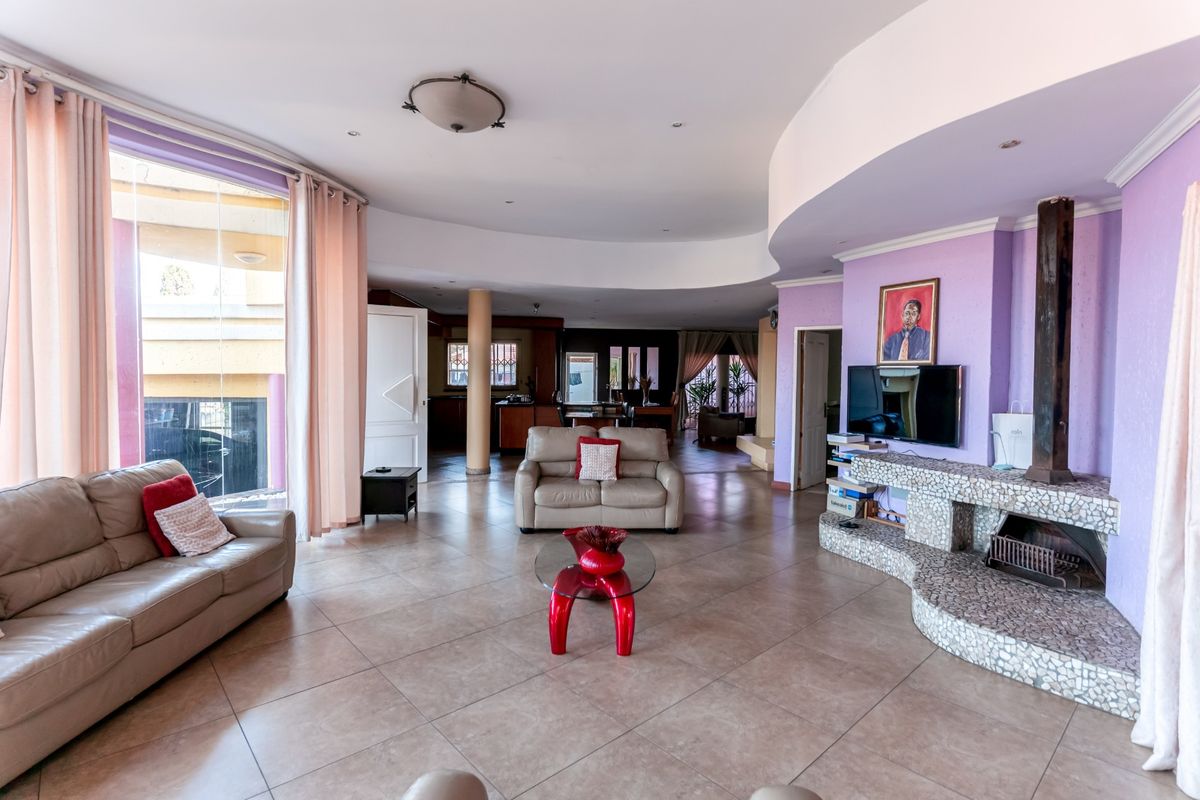 4 Bedroom House for Sale in Glenvista with Pool, Jacuzzi and Entertainment Area - Photo 4