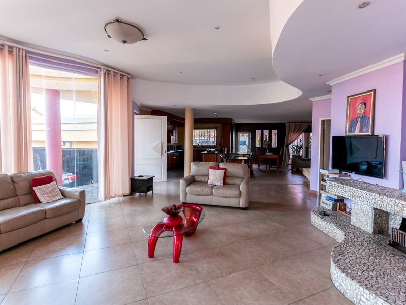 4 Bedroom House for Sale in Glenvista with Pool, Jacuzzi and Entertainment Area - Photo 5
