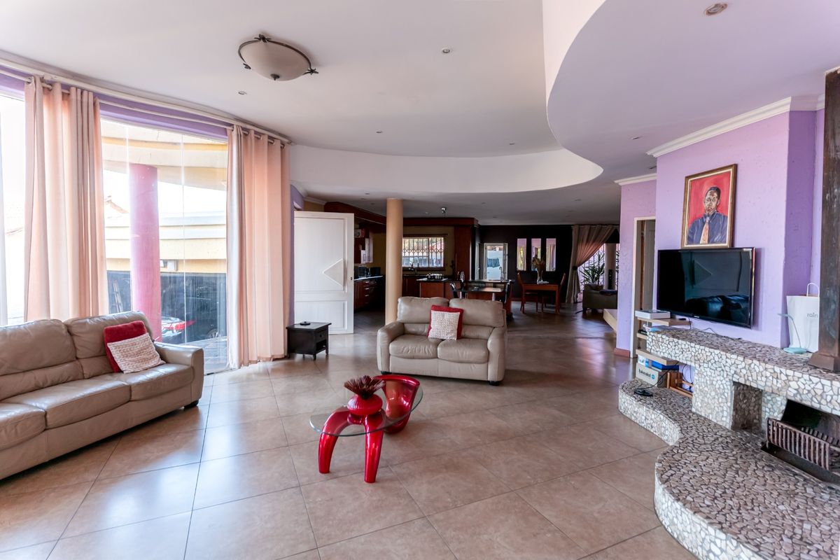 4 Bedroom House for Sale in Glenvista with Pool, Jacuzzi and Entertainment Area - Photo 5