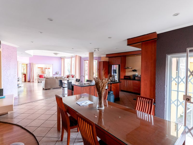 4 Bedroom House for Sale in Glenvista with Pool, Jacuzzi and Entertainment Area - Photo 9