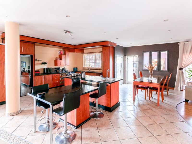 4 Bedroom House for Sale in Glenvista with Pool, Jacuzzi and Entertainment Area - Photo 7