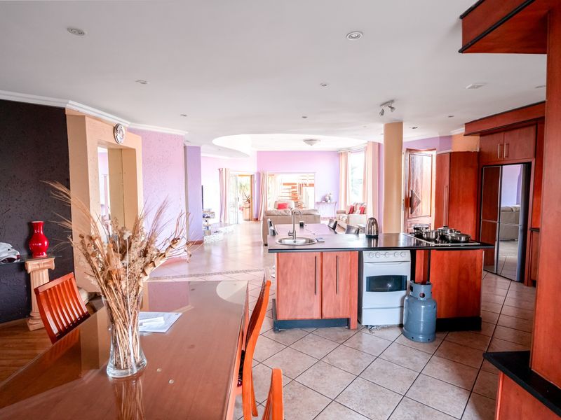 4 Bedroom House for Sale in Glenvista with Pool, Jacuzzi and Entertainment Area - Photo 10